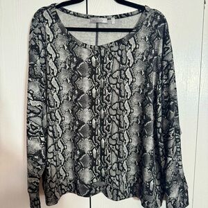 NWT. Cyrus Knit 2X Comfort Women’s Snake Print Top.
